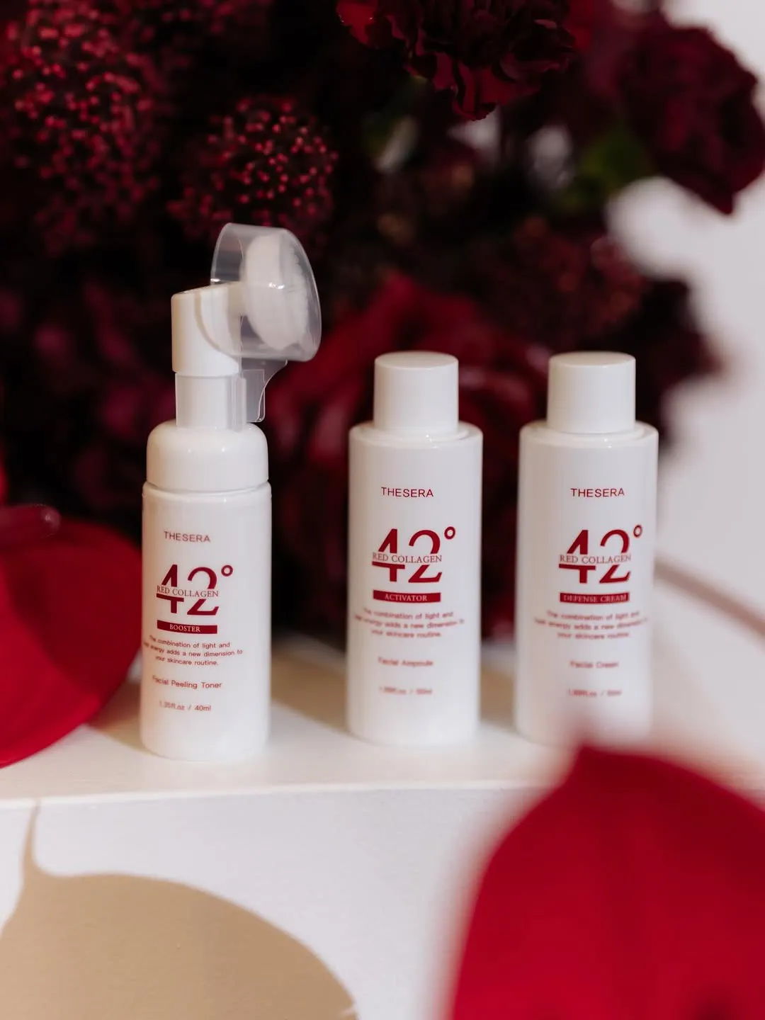 THESERA 42° Red Collagen kopšanas līdzekļi starp sarkaniem ziediem